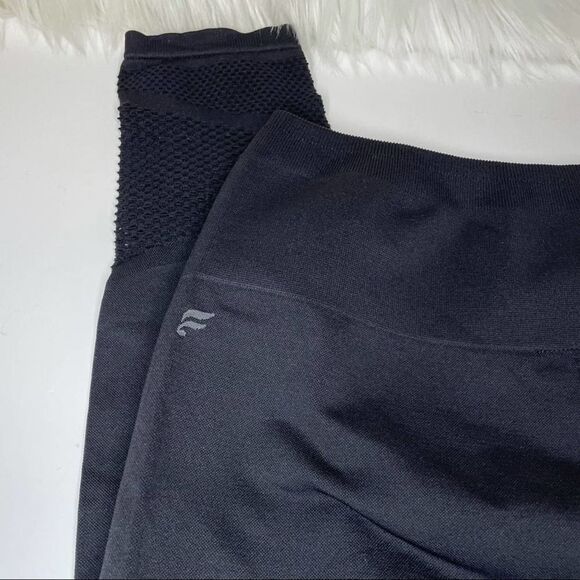 Fabletics Crop Capri Workout Leggings Black size XS - Picture 8 of 8